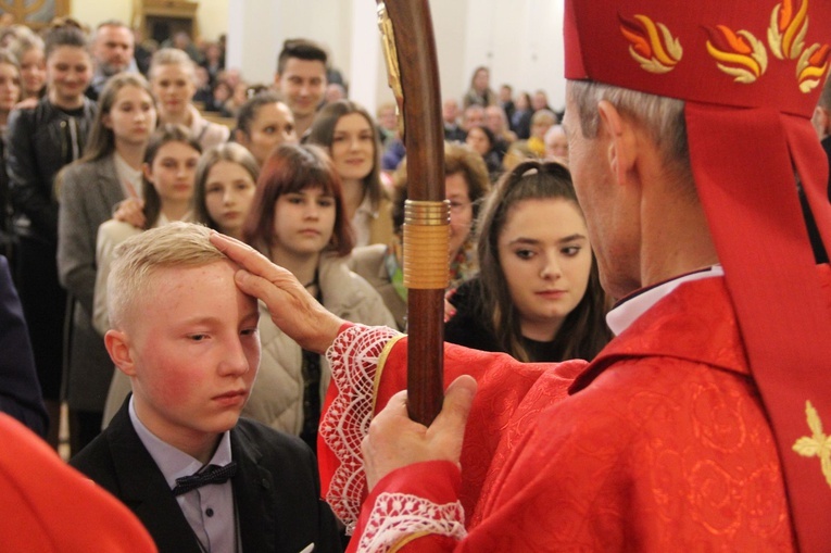 Bierzmowanie w kościele Matki Bożej Szkaplerznej w Tarnowie 2022