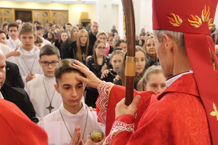 Bierzmowanie w kościele Matki Bożej Szkaplerznej w Tarnowie 2022