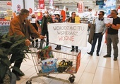 Akcja namawiania  do bojkotu sklepu Auchan w jednej z galerii handlowych w Krakowie.