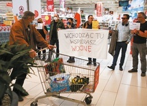 Akcja namawiania  do bojkotu sklepu Auchan w jednej z galerii handlowych w Krakowie.