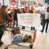 Akcja namawiania  do bojkotu sklepu Auchan w jednej z galerii handlowych w Krakowie.