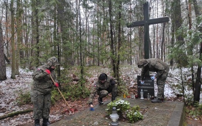 Uporządkowali zbiorowe mogiły rozstrzelanych w czasie II wojny światowej mieszkańców Radomia i okolic.