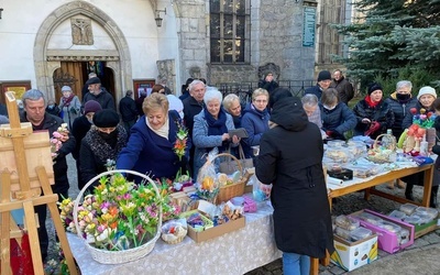 Lwówek Śląski. Palmami wsparli misje