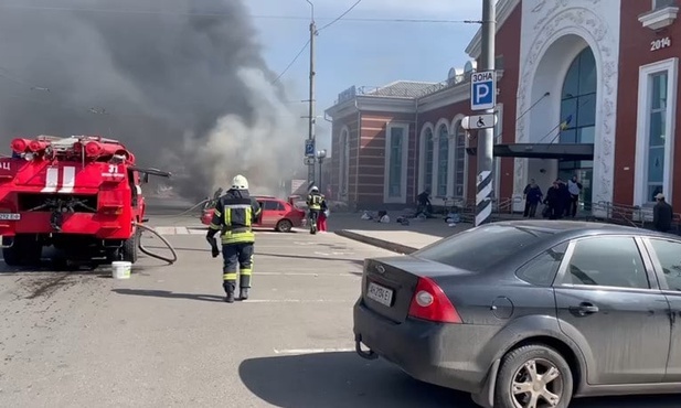 50 osób, w tym 5 dzieci, zabitych po uderzeniu rakiet w dworzec w Kramatorsku