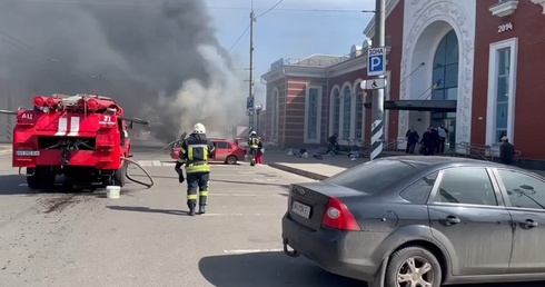 50 osób, w tym 5 dzieci, zabitych po uderzeniu rakiet w dworzec w Kramatorsku