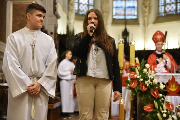 Młodzi z par. katedralnej dziękują swoim rodzicom, świadkom i animatorom.