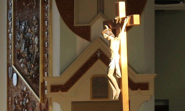 Krzyż w kościele NMP Królowej Polski w Pogórzu.