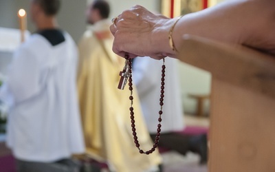 Modlitwę za kapłanów znajdującą się na wizytówce można łaczyć z modlitwą osobistą, na przykład różańcową.