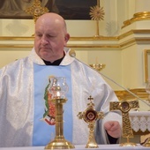 Noych parafian z radością przywitał ks. Grzegorz Gołąb, proboszcz. 