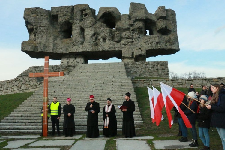 Droga Krzyżowa na Majdanku