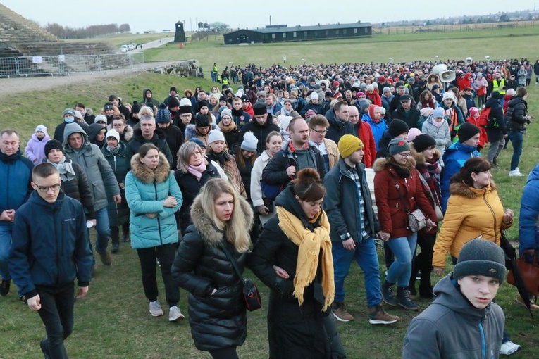 Droga Krzyżowa na Majdanku