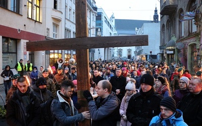 Za krzyżem przez centrum Wrocławia