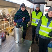 Klerycy w czasie wykonywania prac dla ukraińskich uchodźców.