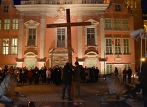 Gdańsk. Modlitwa z krzyżem na Głównym Mieście