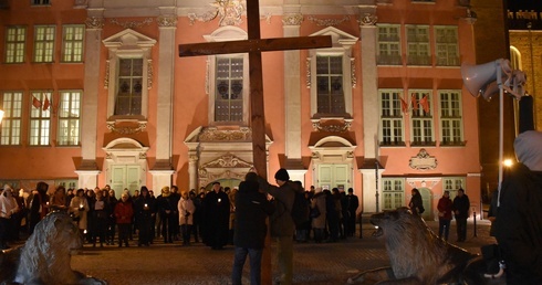 Gdańsk. Modlitwa z krzyżem na Głównym Mieście