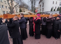 Tradycją Gdyńskiej Drogi Krzyżowej jest niesienie kilkumetrowego drewnianego krzyża.