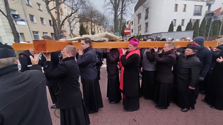 Tradycją Gdyńskiej Drogi Krzyżowej jest niesienie kilkumetrowego drewnianego krzyża.