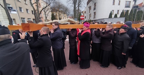 Tradycją Gdyńskiej Drogi Krzyżowej jest niesienie kilkumetrowego drewnianego krzyża.