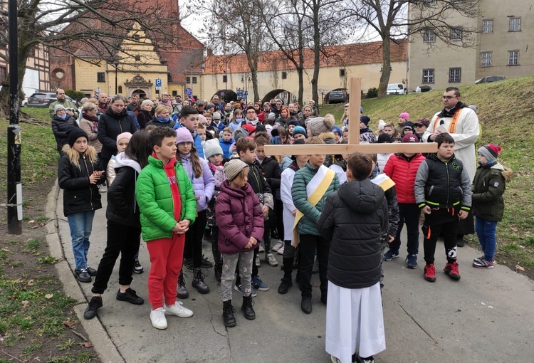 Droga Krzyżowa dzieci ulicami Oleśnicy