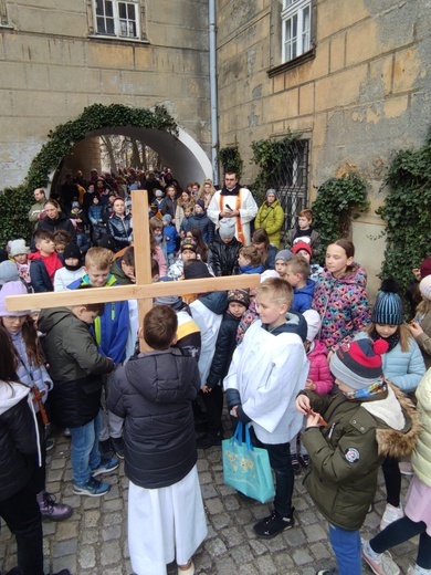 Droga Krzyżowa dzieci ulicami Oleśnicy