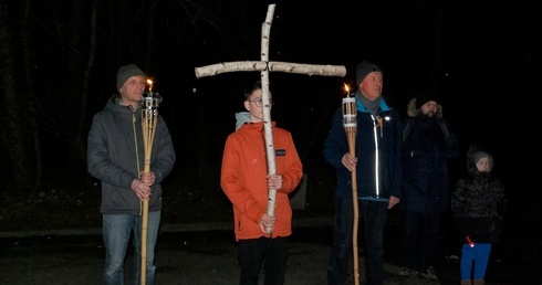 Męska Droga Krzyżowa w Lesie Bukowym w Trzebnicy