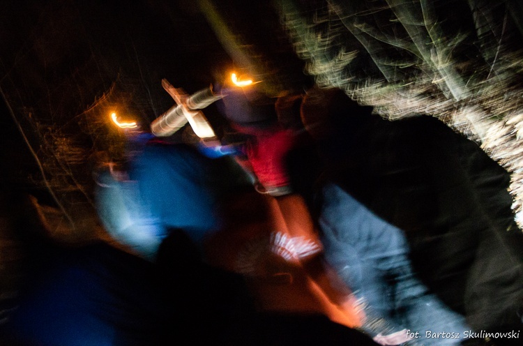 Męska Droga Krzyżowa w Lesie Bukowym w Trzebnicy