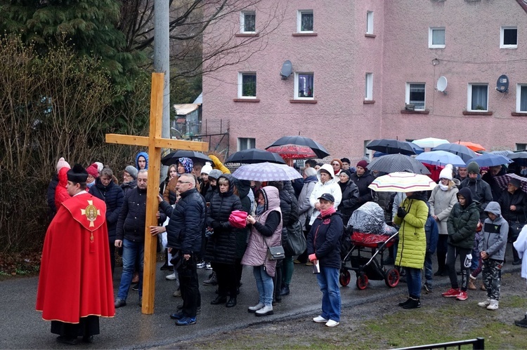 Uliczna Droga Krzyżowa w Walimiu