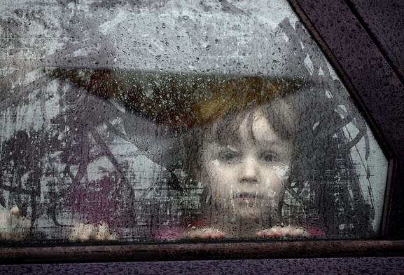 Dziecko uchodźców z Ukrainy w samochodzie na parkingu przy Centrum Pomocy Humanitarnej w Przemyślu