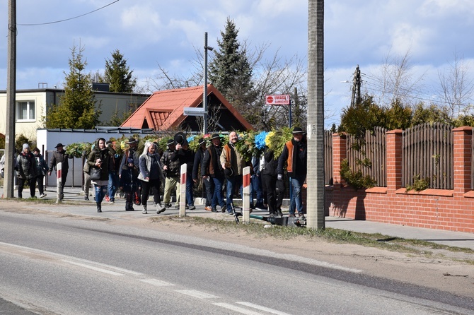 W Gdańsku górale zainstalowali ogromną wielkanocną palmę