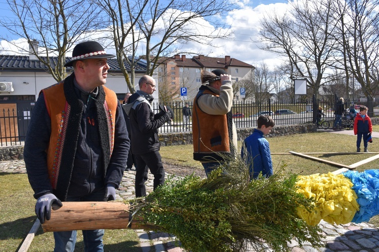 W Gdańsku górale zainstalowali ogromną wielkanocną palmę