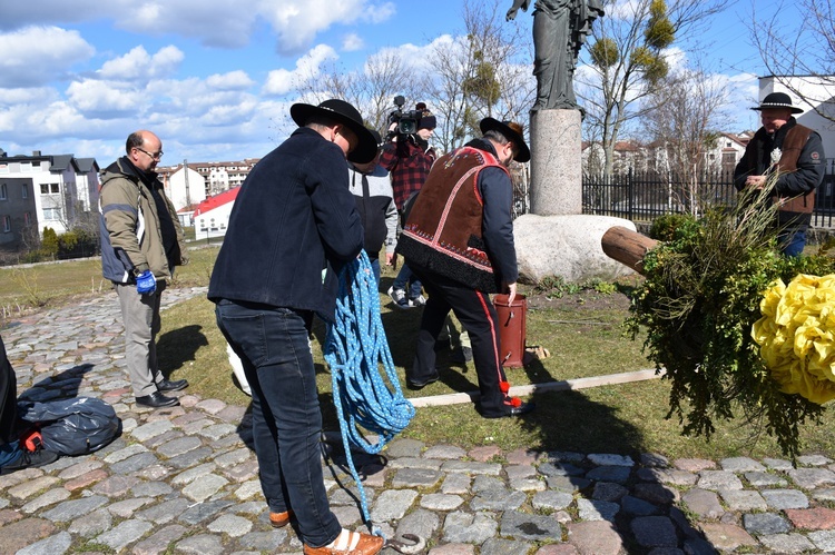 W Gdańsku górale zainstalowali ogromną wielkanocną palmę