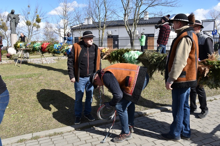 W Gdańsku górale zainstalowali ogromną wielkanocną palmę