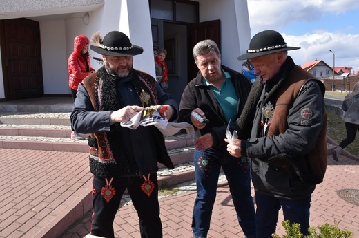 W Gdańsku górale zainstalowali ogromną wielkanocną palmę