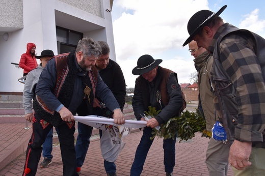 W Gdańsku górale zainstalowali ogromną wielkanocną palmę