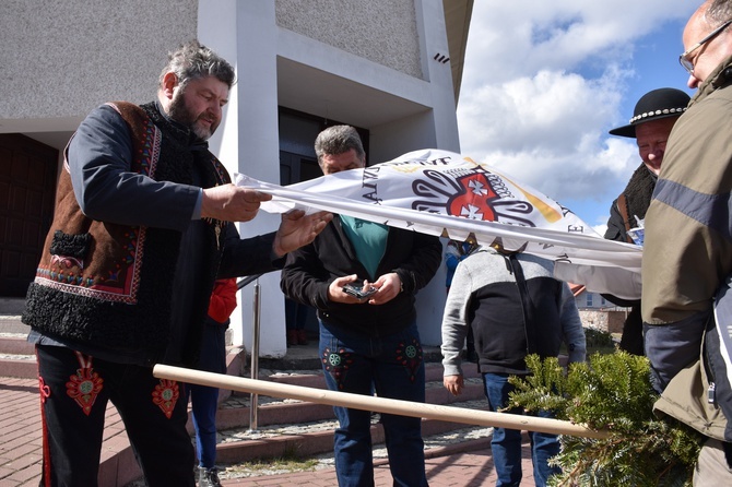 W Gdańsku górale zainstalowali ogromną wielkanocną palmę