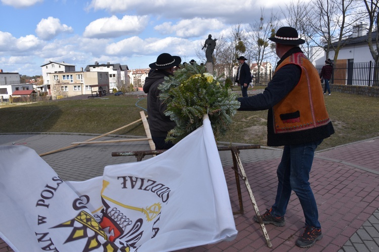 W Gdańsku górale zainstalowali ogromną wielkanocną palmę