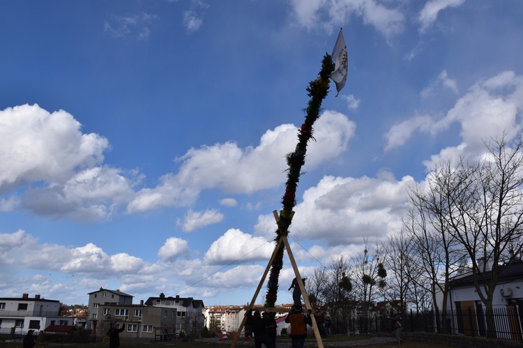 W Gdańsku górale zainstalowali ogromną wielkanocną palmę