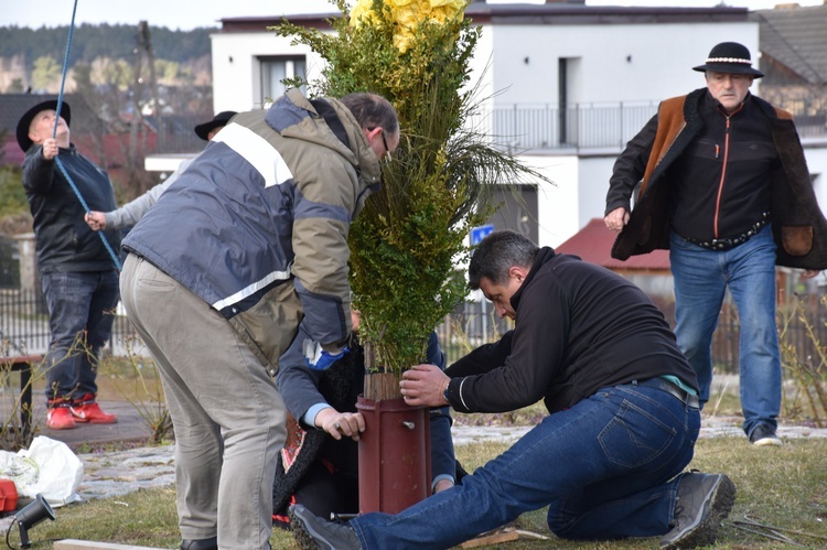 W Gdańsku górale zainstalowali ogromną wielkanocną palmę