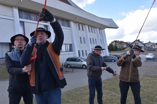 W Gdańsku górale zainstalowali ogromną wielkanocną palmę