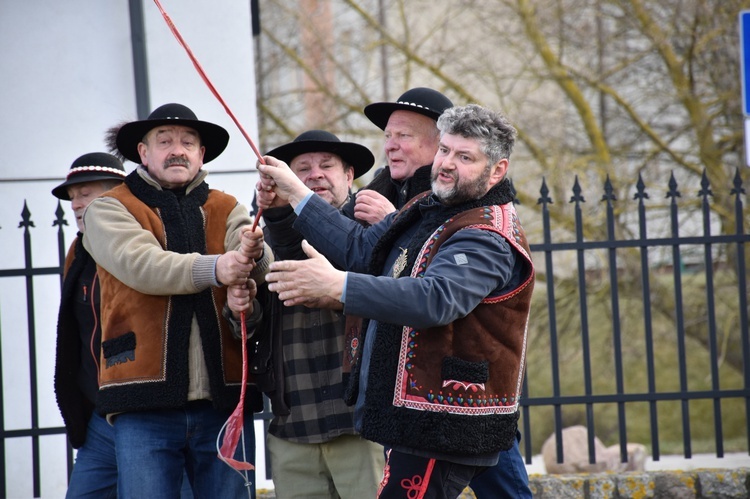 W Gdańsku górale zainstalowali ogromną wielkanocną palmę