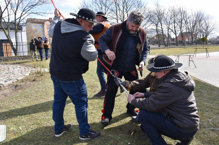 W Gdańsku górale zainstalowali ogromną wielkanocną palmę