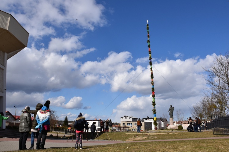 W Gdańsku górale zainstalowali ogromną wielkanocną palmę