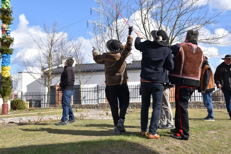 W Gdańsku górale zainstalowali ogromną wielkanocną palmę