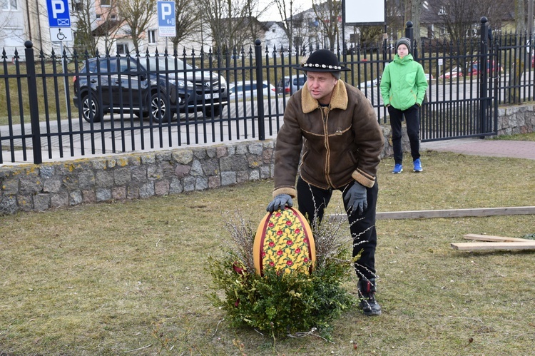 W Gdańsku górale zainstalowali ogromną wielkanocną palmę