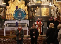 Maturzyści dzień modlitwy rozpoczęli od nabożeństwa Drogi Krzyżowej, która ze względu na deszcz odbyła się w bazylice.