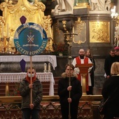 Maturzyści dzień modlitwy rozpoczęli od nabożeństwa Drogi Krzyżowej, która ze względu na deszcz odbyła się w bazylice.