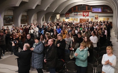 Ponad tysiąc maturzystów uczestniczyło w modlitewnym spotkaniu i konferencji ks. Jaklewicza.