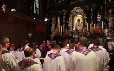 Prośby do Czarnej Madonny zanosili nie tylko maturzyści, ale i kapłani, którzy przyjechali z młodzieżą.