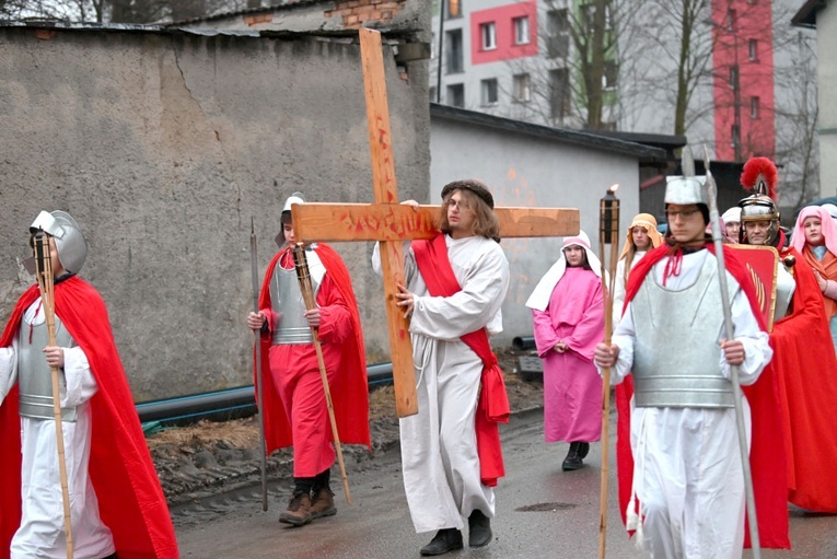 Dramatyczny spektakl na ulicach Głuszycy  