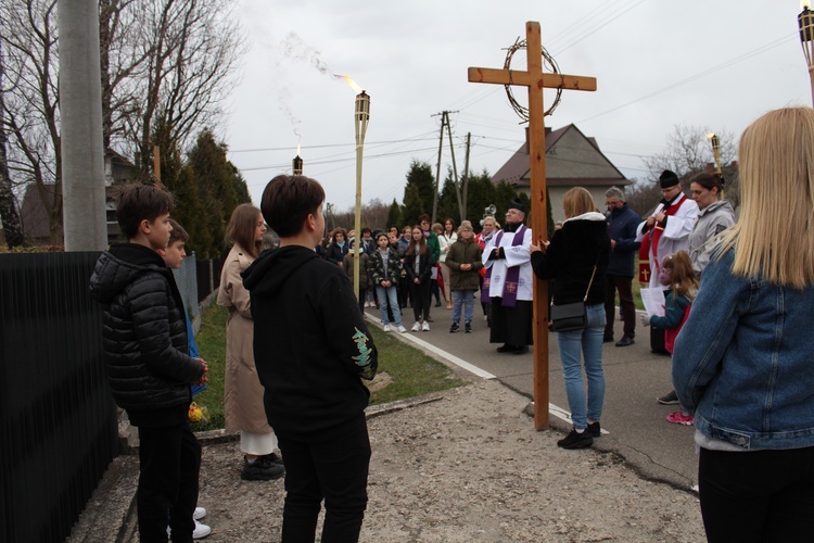 Biadoliny. Droga Krzyżowa ulicami parafii